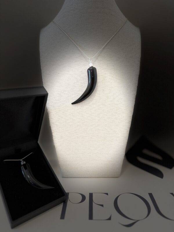 colgante cristal colmillo negro