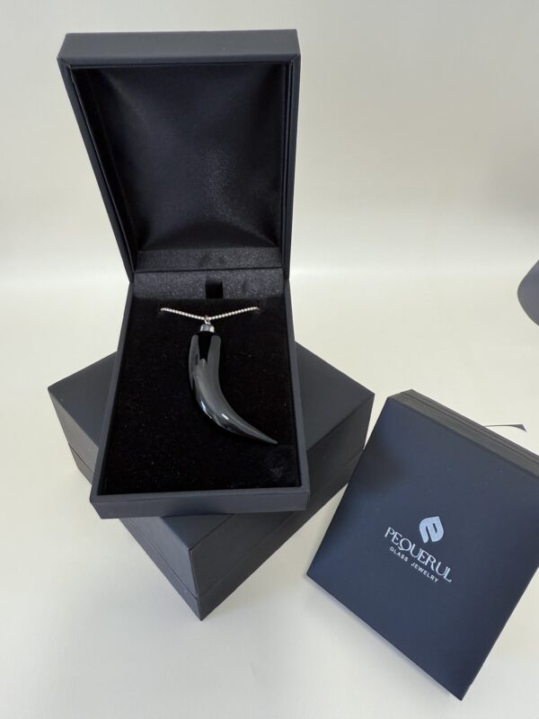 colgante cristal colmillo negro