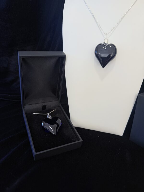 colgante cristal corazón negro