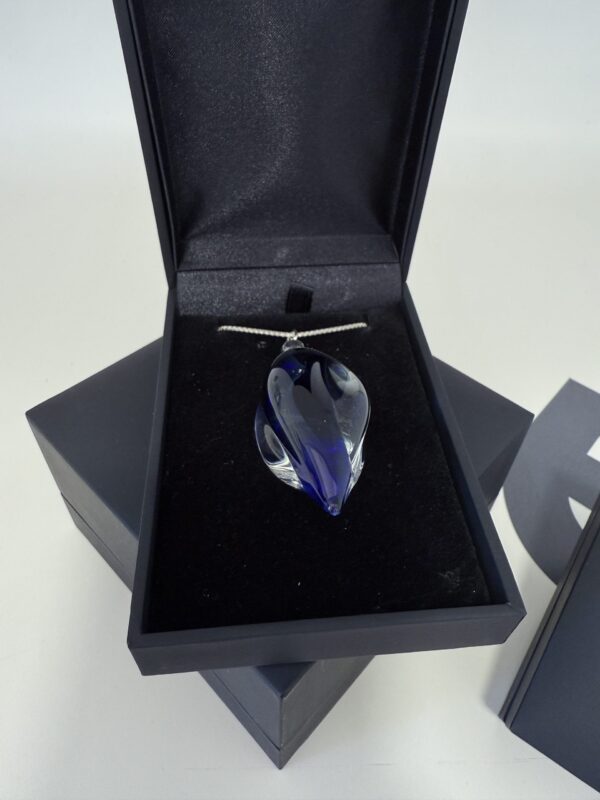 colgante cristal lagrima envuelta azul