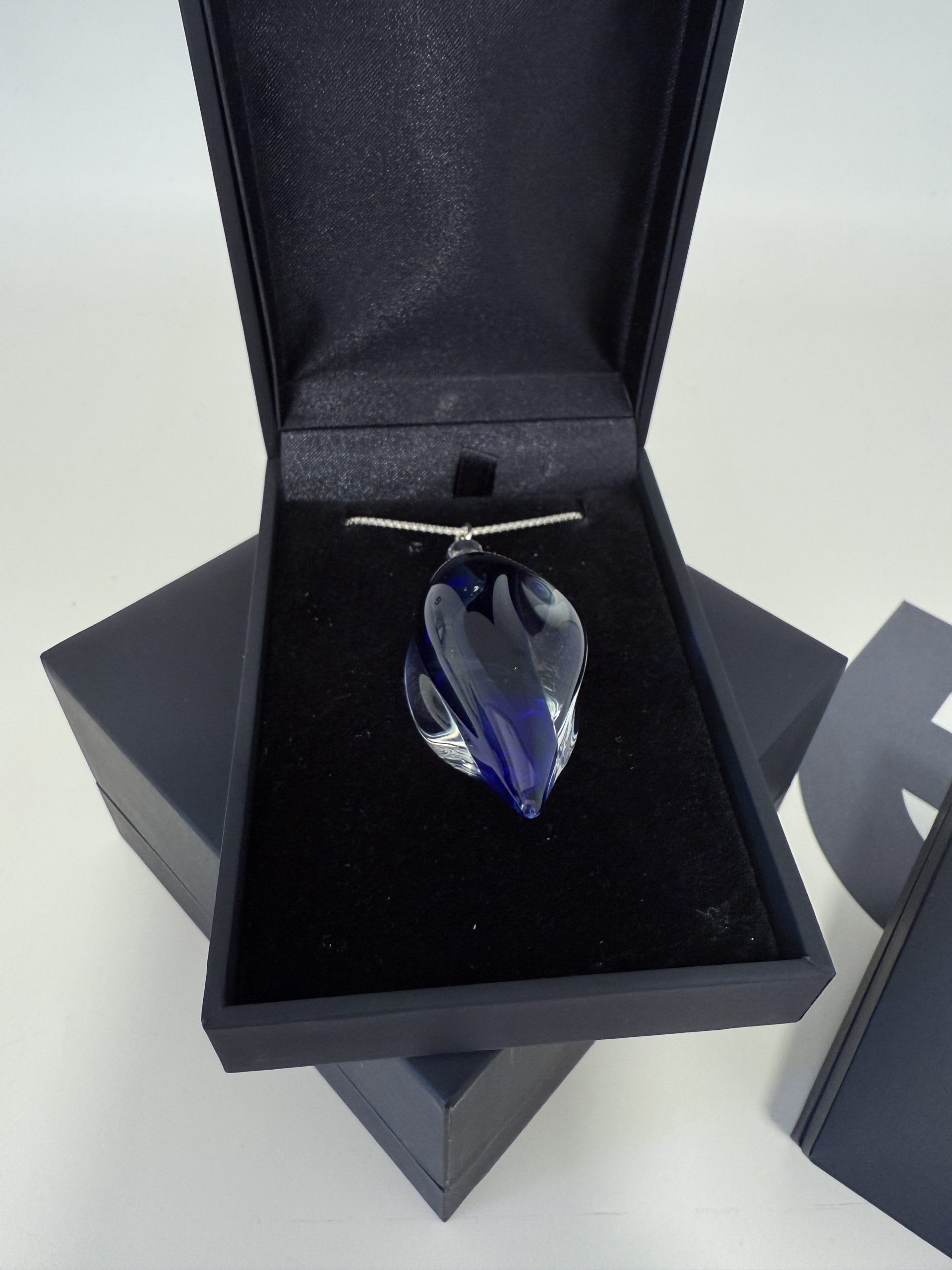 colgante vidrio lagrima envuelta azul