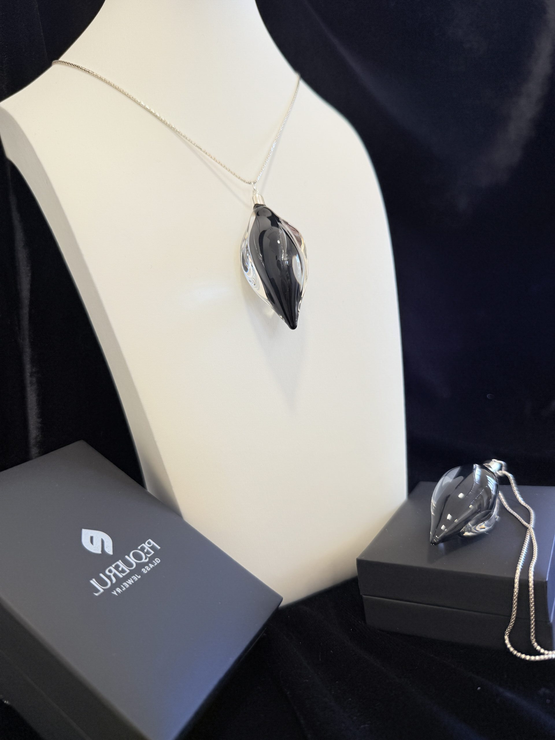 colgante vidrio lagrima envuelta negra